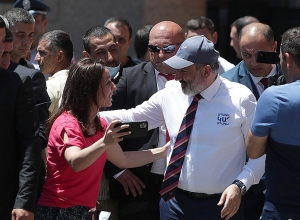 Գայում Փաշինյանին ընդունեցին ծափերով և աղուհացով