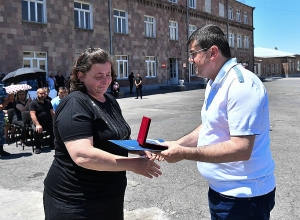 ԱՀ նախագահը պետական բարձր պարգևներ է հանձնել ոստիկանության զոհված ծառայողների հարազատներին