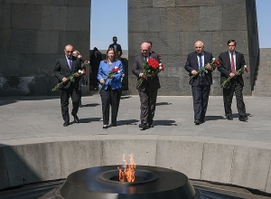 Ֆիլիպ Ռիքերը հարգանքի տուրք մատուցեց Հայոց ցեղասպանության զոհերի հիշատակին