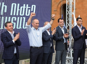 «Հայաստան» դաշինքի անդամներ Արամ Վարդևանյանի, Ռուբեն Մելքոնյանի և Ալեքսանդր Խաչատուրյանի ճեպազրույցը