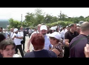 В селе Сюник Николу Пашиняну подарили собаку