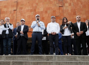 Տիկին, հանգի՛ստ․ դուք չեք որոշում թուրքը որտեղ է գալու նստի․ Փաշինյանը՝ քաղաքացուն