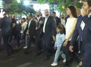 Никол Пашинян шествием идёт на дебаты: ПРЯМОЙ ЭФИР