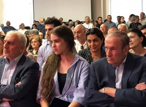 Լեւոն Զուրաբյանին համոզում ենգնալ եւ  ընտրել  Լեւոն Տեր-Պետրոսյանին