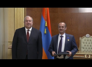 Նախագահ Արմեն Սարգսյանը պետական պարգև է հանձնել սրտային վիրաբույժ Միհիր Սուսանիին
