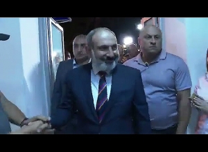 Փաշինյանին ծափերով դիմավորեցին Քաղաքացիական պայմանագիր կուսակցության նախընտրական կենտրոնական շտաբում