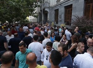 Բողոքի ակցիա դատախազության մոտ՝ Չարչյանին ազատ արձակելու պահանջով․ ՈՒՂԻՂ