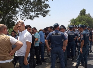 Փակել են Երևան-Արմավիր ավտոճանապարհը․ ոռոգման ջուր չունեն