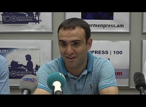 Ադրբեջանցուն 11: 0 հաշվով հաղթած ըմբիշ Լյովա Գևորգյանը մարզիչների հետ ամփոփում է առաջնությունը