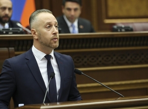 Առավոտյան երդվեց, երեկոյան դիմում գրեց