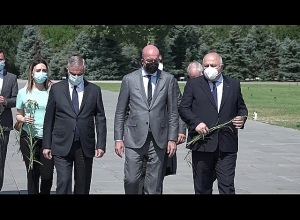 Շառլ Միշելը Մհեր Գրիգորյանի ուղեկցությամբ այցելել է Ծիծեռնակաբերդի հուշահամալիր