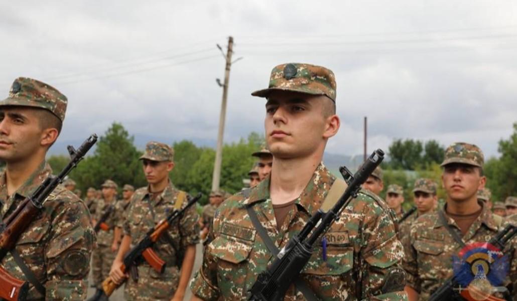 զինծառայողներ