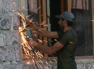 В административном районе Шенгавит продолжился демонтаж незаконно построенных зданий