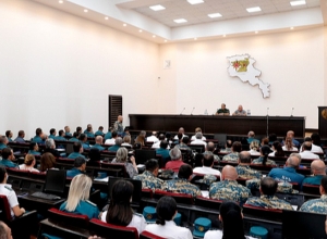 Исполняющий обязанности министра ЧС встретился с сотрудниками ведомства