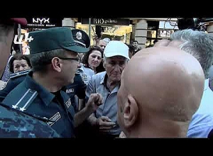 Перебранка между полицейскими и участниками акции памяти Приносящего хлеб