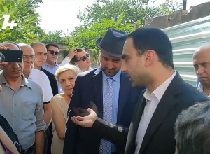 Կամ համարժեք գումար, կամ տեղում՝ բնակարան․ Ավինյանը հանդիպեց Հանրապետության նրբանցքի բողոքող  բնակիչներին