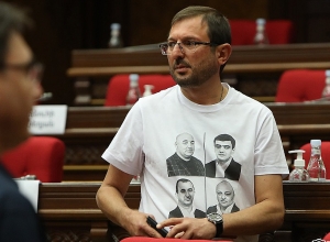 Ինչ շապիկներով են առաջին նիստին մասնակցում «Հայաստան» դաշինքի պատգամավորները․ լուսանկարներ