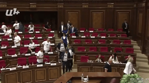 Оппозиция бойкотировала заседание и покинула зал