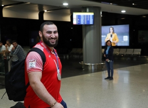 Артура Давтяна и Симона Мартиросяна встретили с музыкой