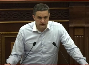 Может позволишь мне самому решать коротко говорить или долго: Казинян – депутату от власти