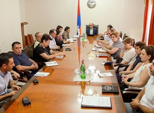 ԱՀ պետնախարարը դպրոցականների ընդունելության կարգի վերաբերյալ խորհրդակցություն է անցկացրել
