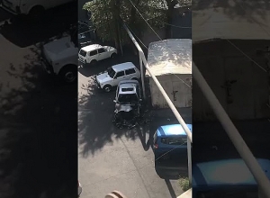 Заруи Постанджян поделилась видеоматериалом, на котором их взорванный автомобиль шестой день находится во дворе