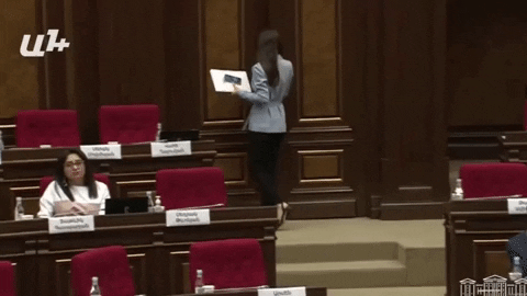 Դուրս եկեք դահլիճից, հակառակ դեպքում անվտանգության աշխատակիցները դուրս կբերեն․ Սիմոնյանը՝ Մկրտչյանին