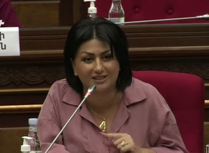 Призовите ваших депутатов к порядку, скажите, чтобы они входили в зал без жвачек: Стамбулян - Симоняну