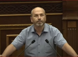 Осторожно говорите; выдвинете другого кандидата: человек с таким складом ума не может быть председателем комиссии