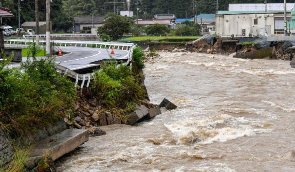 210813235612-02-japan-flood-evacuation-0813-exlarge-169