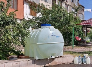 ԿԽՄԿ աջակցությամբ  ջրով լի բաքեր են տեղադրվում Ստեփանակերտի ջրազուրկ բնակելի շենքերի բակերում