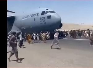 Хаос в Афганистане: толпа штурмует самолёты, чтобы спастись от талибов
