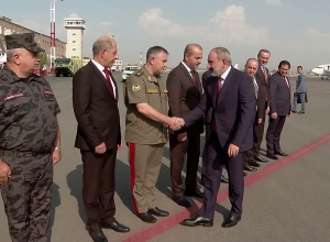 ՀՀ վարչապետն արդեն ժամանել է Երեւան․ Փաշինյանին դիմավորել են Անվտանգության խորհրդի անդամները