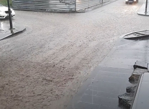 Հորդառատ անձրևը Գյումրիում փողոցներ է ջրածածկ արել