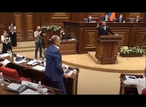 Сам ты предатель родины: Сейран Оганян бросает бутылку в направлении Айка Саркисяна