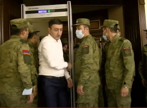 Անվտանգության աշխատակիցները պատգամավորներն դուրս են հանում․ վիճակը թեժ է․ ՈՒՂԻՂ