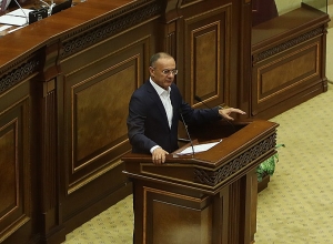 Мне о чем говорить с тем, кто за секунду забывает близкие отношения и превращает в уличные, бабские сплетни