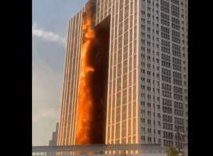 Չինաստանում երկնաքեր է այրվում