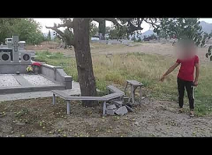 Украл плитки с кладбищ и использовал их при строительстве других кладбищ