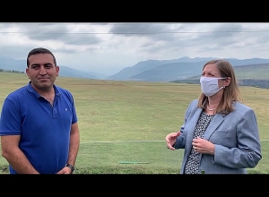 Դեսպան Թրեյսիի զրույցը «Կաղնի» հյուրանոցի սեփականատեր Վարդան Ներսիսյանի հետ