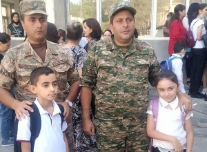 Սպաները դպրոց են ուղեկցել իրենց զոհված ծառայակիցների երեխաներին