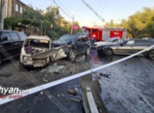 Խանջյան փողոցում բախվել են 6 ավտոմեքենաներ. վթարի հետևանքով 4 անձ հոսպիտալացվել է. shamshyan.com