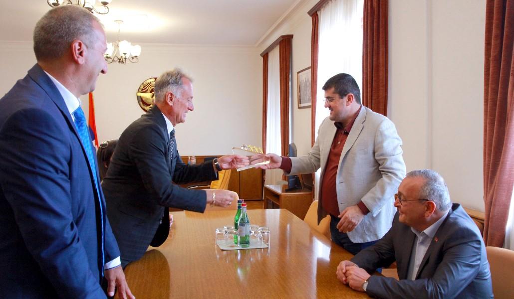 080921RobertEmmiyan (1)