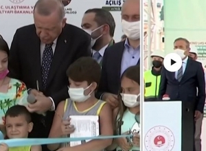 Էրդողանը խփում է միջոցառման ժապավենը ժամանակից շուտ կտրող երեխայի գլխին