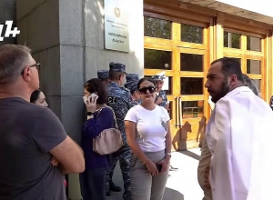 Բժիշկների ակցիան՝ Գլխավոր դատախազության մոտ՝ Արմեն Չարչյանի կալանավորումը վերացնելու պահանջով․ ՈւՂԻՂ