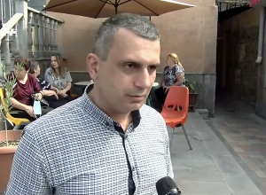 Появился некто, говорит: в Америке есть завещание, верхние 40 квадратных метров - наши