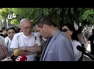 Բիլակները ցցած ոստիկանները թե տենց ուժեղ տղա են, թող Կապան-Գորիս ճանապարհին պայքարեն․ Պետրոսյան