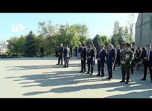 ՈՒՂԻՂ. Բարձրաստիճան պաշտոնյաներն այցելում են Եռաբլուր