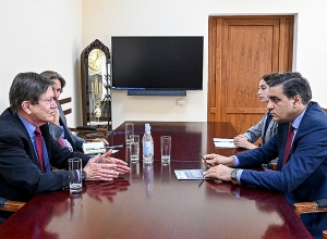 Омбудсмен представил бывшему послу США факты нарушения азербайджанцами прав приграничных жителей