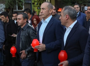 Ուղիղ․ Ջահերով երթ դեպի Եռաբլուր․ մասնակցում է նաև Քոչարյանը